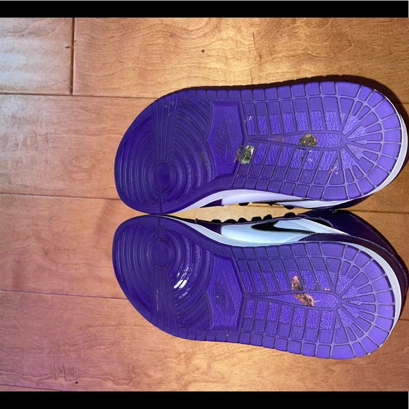 These are Jordan 1 Purple OG high court. Slightly worn with...